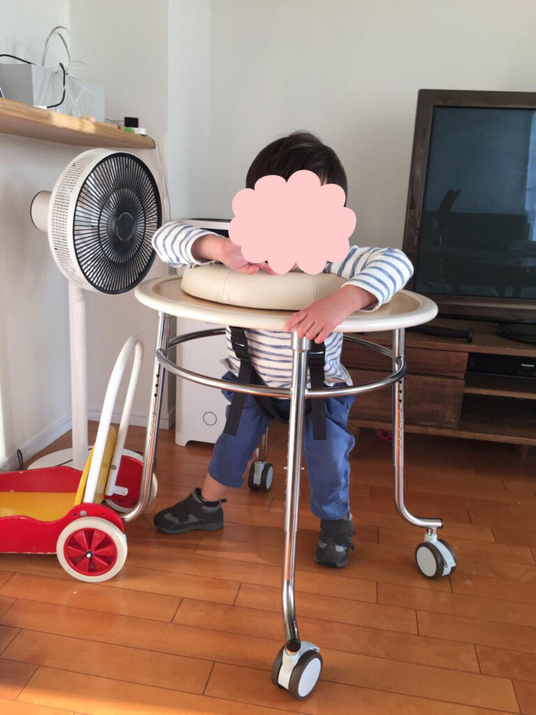 UFOウォーカー　障害児　歩行器　訓練　効果　肢体不自由児　低緊張
障害児用の歩行器（UFOウォーカー）を実際に使った効果！デメリットまで詳しく解説　ブログ